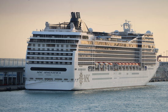 The MSC cruise ship before leaving the Barcelona Port on January 7 2018 (by Aina Martí)